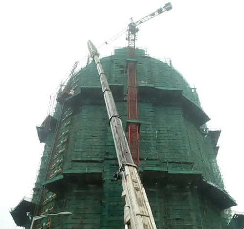 兴隆吊车在工地上作业
